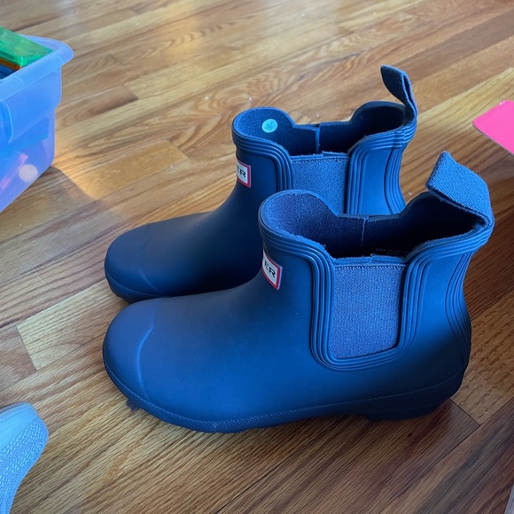 BRAND NEW: HUNTER Women’s Original Chelsea ankle rain boot.Size 6 Navy Blue - Picture 2 of 12